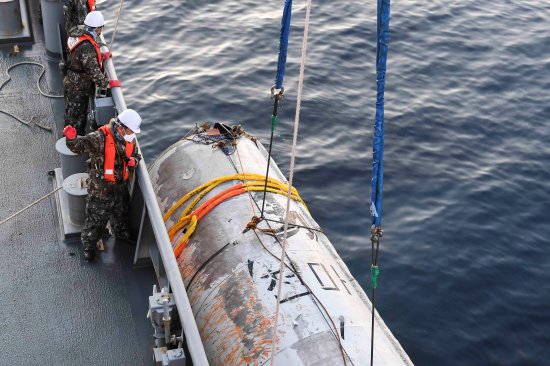 韩军方称打捞起部分朝鲜航天运载器残骸 将进行精密分析