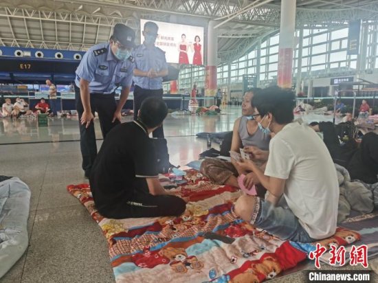 杭州机场首次启用航站楼为避险场所 安置万名建筑工人