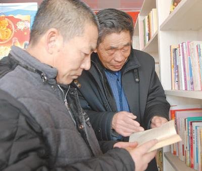 辽宁退休教师为村民提供阅读服务：三乐书屋 村安民富