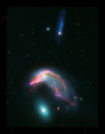 NASA展示一对正在合并的<em>星系</em>：像极企鹅与企鹅蛋