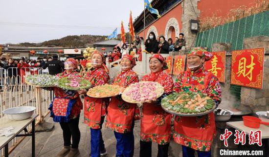 “饺子宴”北京怀柔雁栖镇开席 科学家与民众热闹过大年