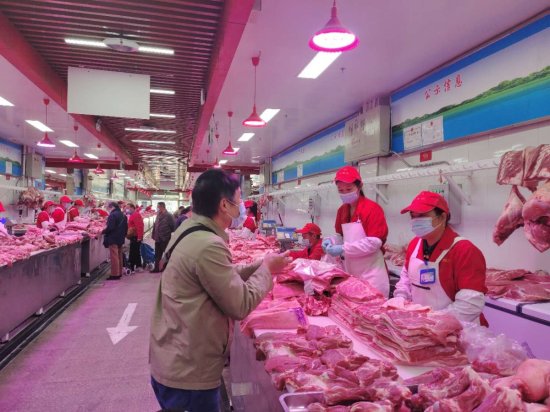 新发地市场<em>今日猪肉</em>批发价每公斤降一成：猪价高居不下情况已过