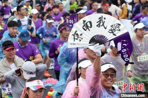 三万跑者齐聚南京马拉松快乐奔跑感受古都魅力