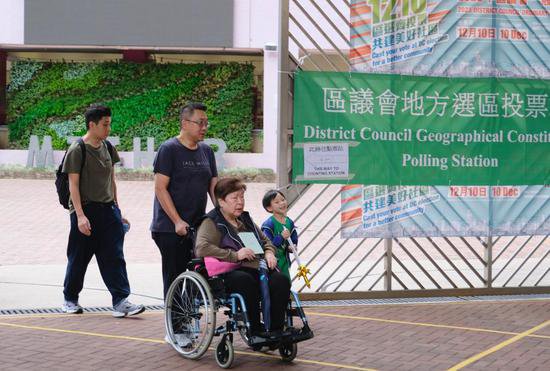 香港<em>特别行政区第</em>七届区议会选举成功举行