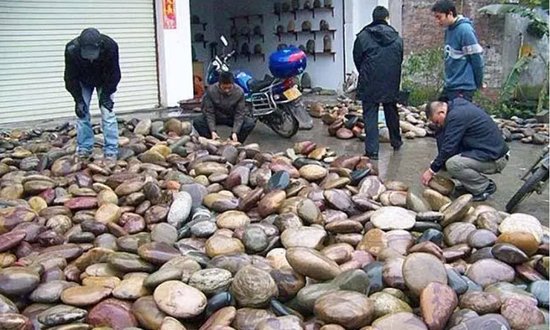 中国第一奇石村：靠捡奇石为生，一块十几万，如今村里都是富豪