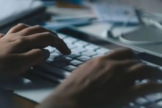 男子上班浏览色情网站被开除索赔31万 带薪拉屎也不可取