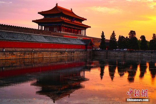 北京天空现绚丽晚霞 古建筑披上夕阳余晖