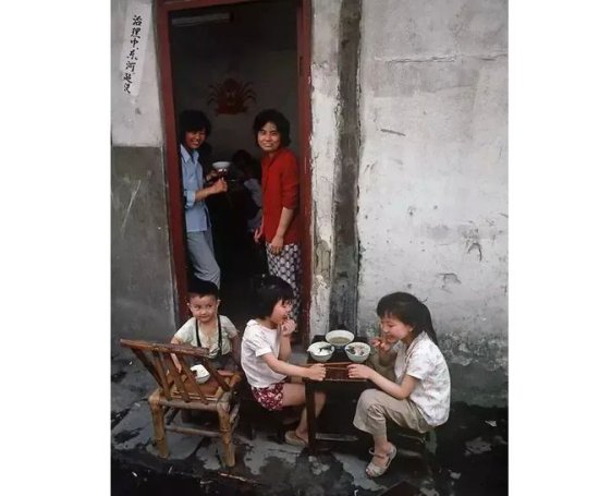 1971年，三个小屁<em>孩</em>门口吃饭照片，多年后小<em>男孩</em>改变中国生活...
