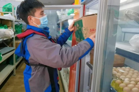 新华全媒+丨探访长江最大水上服务区：停船加油还能逛个街