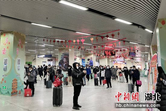 武汉地铁：加开临客 护送返程旅客顺利回家