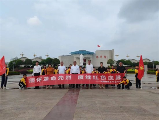 兴国县埠头中心小学开展清明节祭扫活动