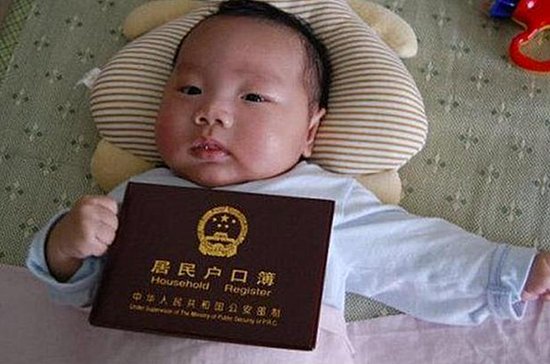 宝爸给儿子取名“王凡”，护士不小心多写一笔，宝妈高兴：不改...