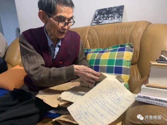 88岁老教授每天给55岁女儿“布置作业”，两年攒上千张作业纸