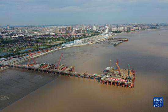 <em>杭州</em>湾跨海铁路桥首个主塔墩桩基施工完成