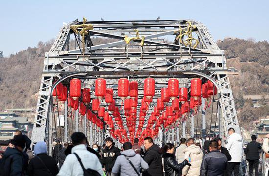 甘肃兰州：“中国红”辉映百年中山铁桥