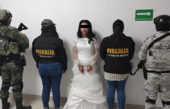 墨西哥新娘婚礼当天因涉嫌绑架敲诈被捕 穿婚纱戴手铐拍监狱照
