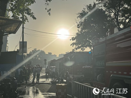 南京地铁7号线一在建工地发生火灾 无人员伤亡