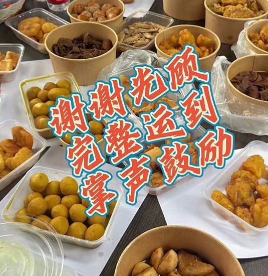 33岁港星带家人到深圳开小吃店，亲自洗碗送外卖，努力打拼不...