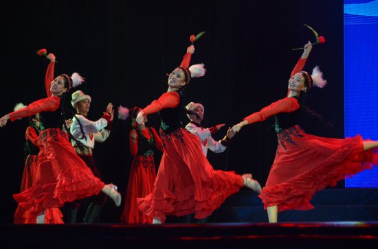 <em>吉尔吉斯斯坦</em>《春天的假日》在舞蹈节精彩亮相