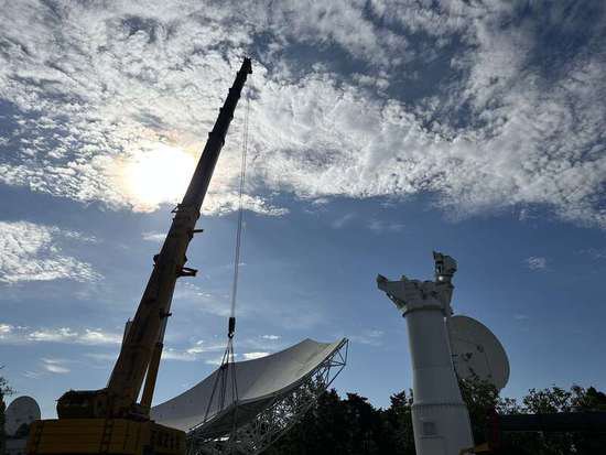 全球最大射电<em>天文望远镜</em>阵列首台中频天线正式吊装