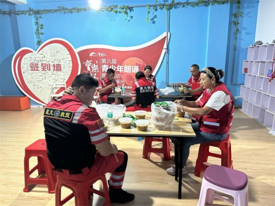 涿州<em>本地</em>企业家提供场所供救援人员休息 休整场地、物资仍不足