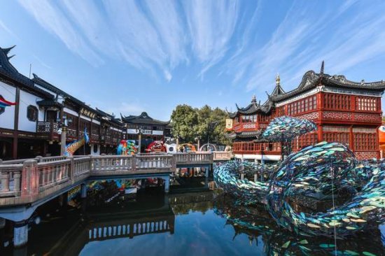 张爱玲的<em>小说</em>中，描写了上海的繁华，展现了上海独有的城市文化