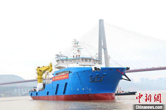 中国首艘自建海上风电运维母船在福州下水
