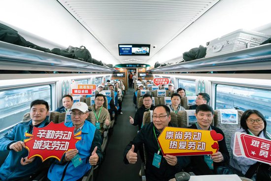 浙江临海：全国首趟职工疗休养高铁专列开通