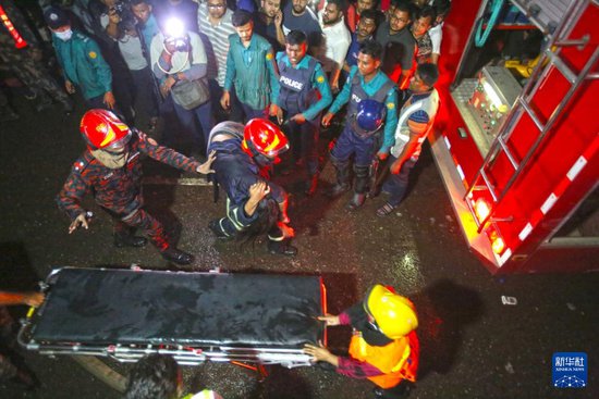 <em>孟加拉国首都</em>一建筑发生火灾至少43人死亡