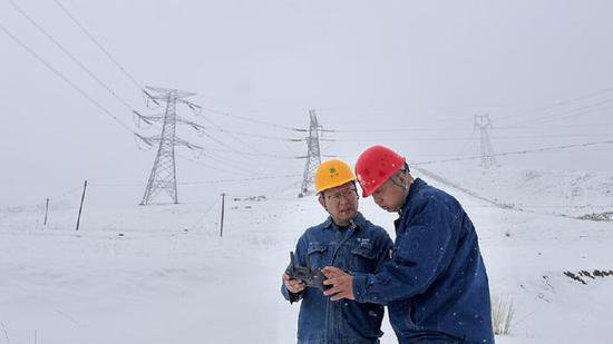 国网兰州供电公司：在风雪中完成清明节保电工作