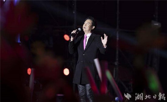 湖北省歌剧舞剧院携歌手献演汉川 群星演唱会精彩上演