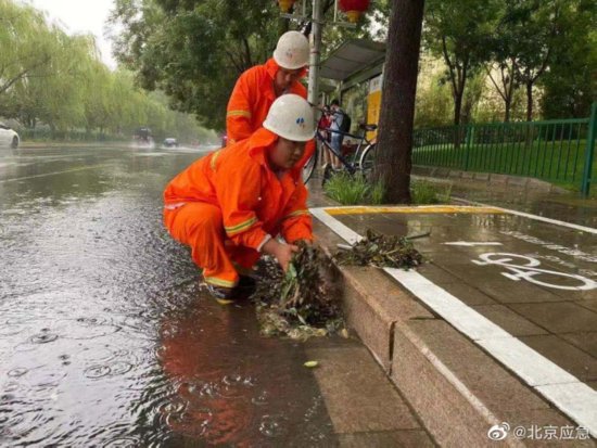 强降雨<em>下</em>的北京：防汛员徒手清理排水<em>口</em>，错峰上下班打车不<em>堵车</em>