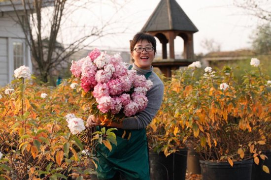 12年搬家13次，43岁的她终于送给女儿3000平米超大花园