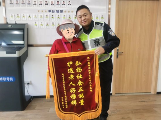 杭州这位骑三轮车的奶奶又来找“胖胖的交警”了！她说……