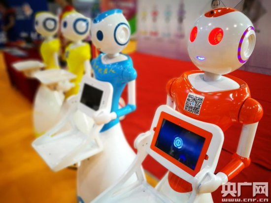 广州智博会开幕 智能机器人大放异彩