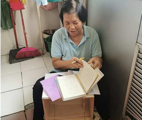 66岁保洁阿姨在“高校厕所”干这事，引来网友点赞，真励志！