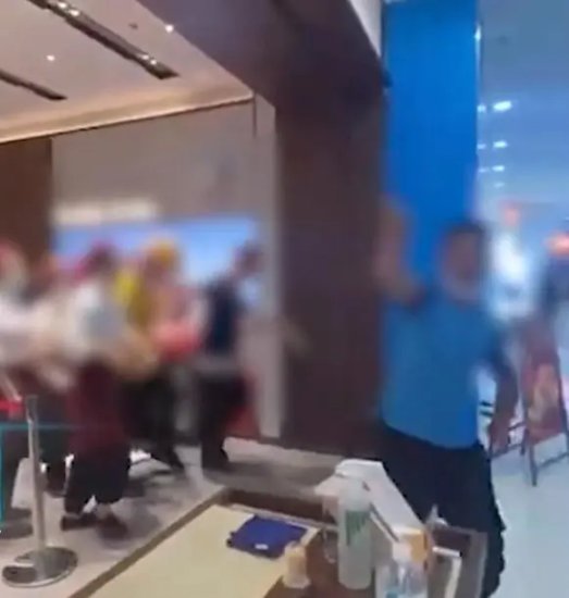 上海一外卖员因衣服不对不能<em>取</em>餐，和<em>甜品店</em>员工对骂还想打架