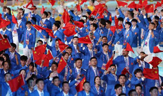 亚运会中国代表团1329人集体入场 全场观众大<em>合唱</em>《<em>歌唱祖国</em>》