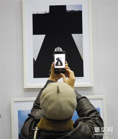 沈阳/11月27日，参观者在沈阳中国工业博物馆参观拍摄展出作品。