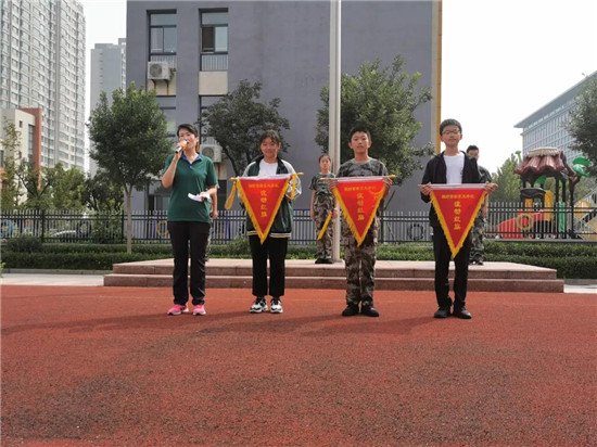 潍坊高新东风学校进行国防安全教育升旗仪式