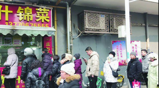 南京多个美食店前排起“长龙”<em> 一个小时</em>才能从队尾等到队中