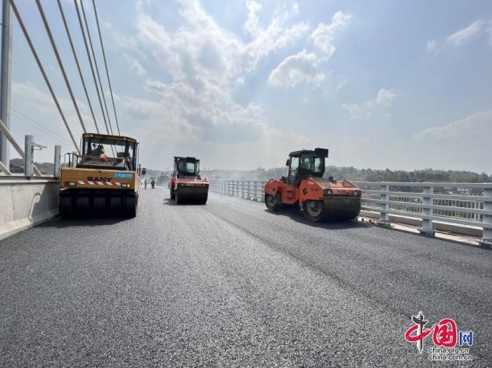 世界首座公铁平层合建斜拉桥附属工程进入收尾阶段 预计今年底...