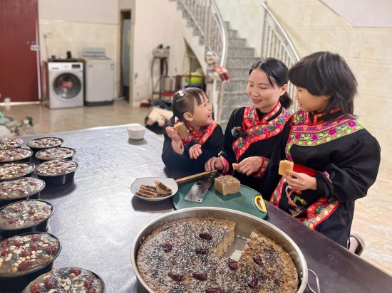 蒸年糕、吹芦笙、踢足球……中国少数民族群众别样庆新春