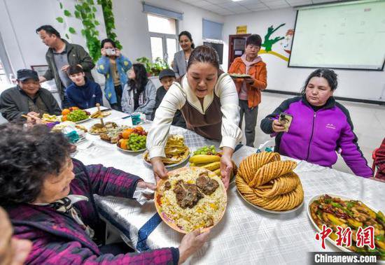 乌鲁木齐：居民品“家宴” 欢度肉孜节