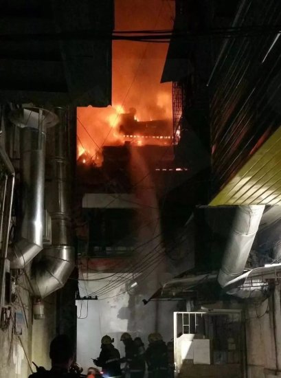 桂林市区一油茶店凌晨起火，屋顶<em>被烧塌</em>现场一片狼藉！