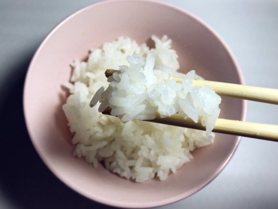 自热米饭竟然是用“假大米”？这种米吃了会<em>对身体有害吗</em>？