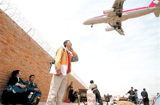 2004年，梁攀龙抓着飞机起的落架，从昆明飞到重庆，结局如何？