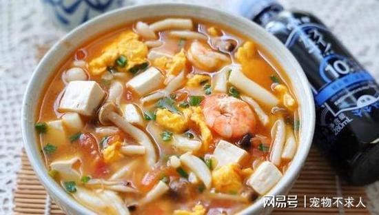 天气凉了，来一碗超鲜美的菌菇汤，全身暖心不怕冷，做法超简单