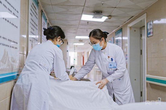5·12护士节特辑丨柔情与坚韧交织 护士眼中的工作与生活