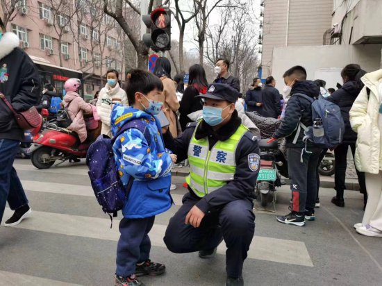 郑州迎来“开学季”，<em>孩子</em>上学路上安全吗？跟着记者去看看